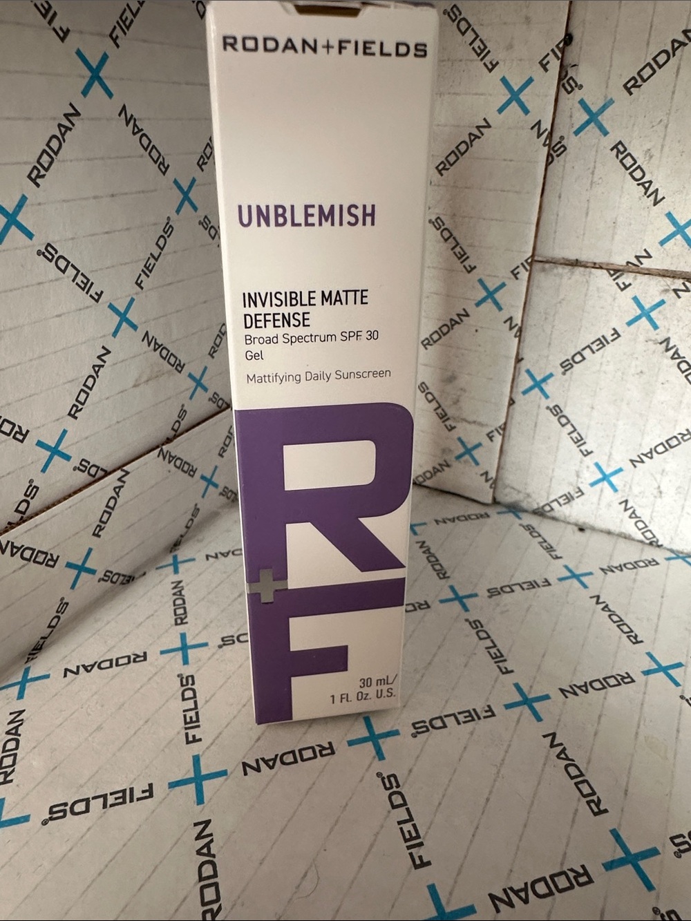 RODAN + FIELDS Unblemish Invisible Matte Defense SPF 30 Gel - White & Purple